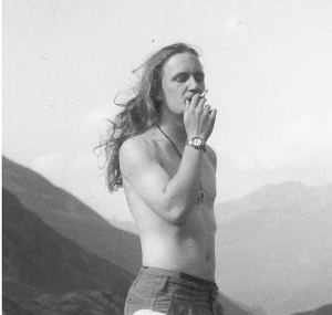 Tobias in den 90ern, Berge im Hintergrund